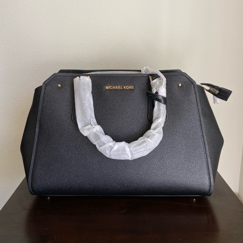 ✨ SOLD ✨ MICHAEL KORS | Hayes Satchel